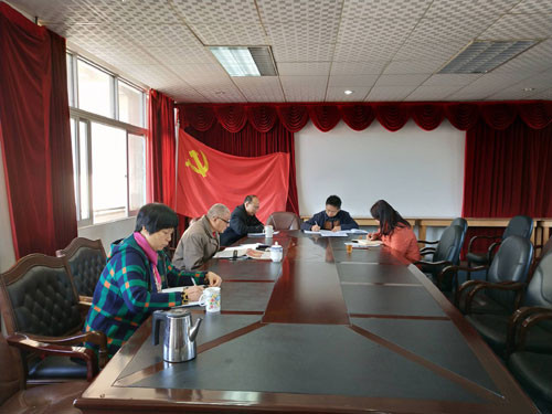 学校党总支集中学习现场.jpg